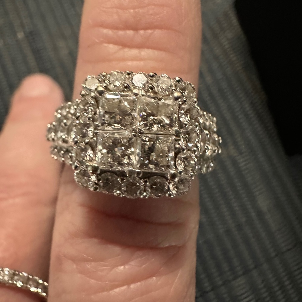 Like new! 3ct tw lab created diamond engagement ring